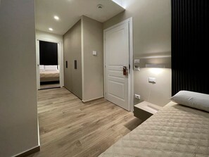 Habitación doble clásica | Escritorio, cortinas blackout y tabla de planchar con plancha 