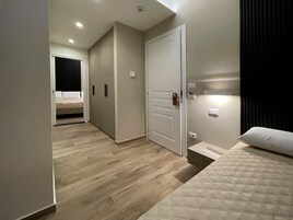 Escritorio, cortinas blackout y tabla de planchar con plancha 