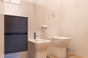 Deluxe Quadruple Room | Bathroom - Civico 56 (Crotone)
