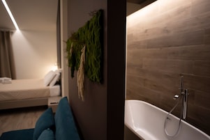 Escritorio, cortinas blackout y tabla de planchar con plancha