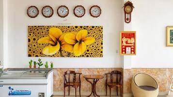 Classic Studio, Balcony, City View | Interior