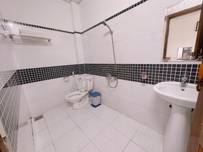 Classic Studio, Balcony, City View | Bathroom - Truc Hoang Ha Hotel (Kon Tum)