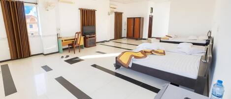 Estudio clásico, balcón, vista a la ciudad