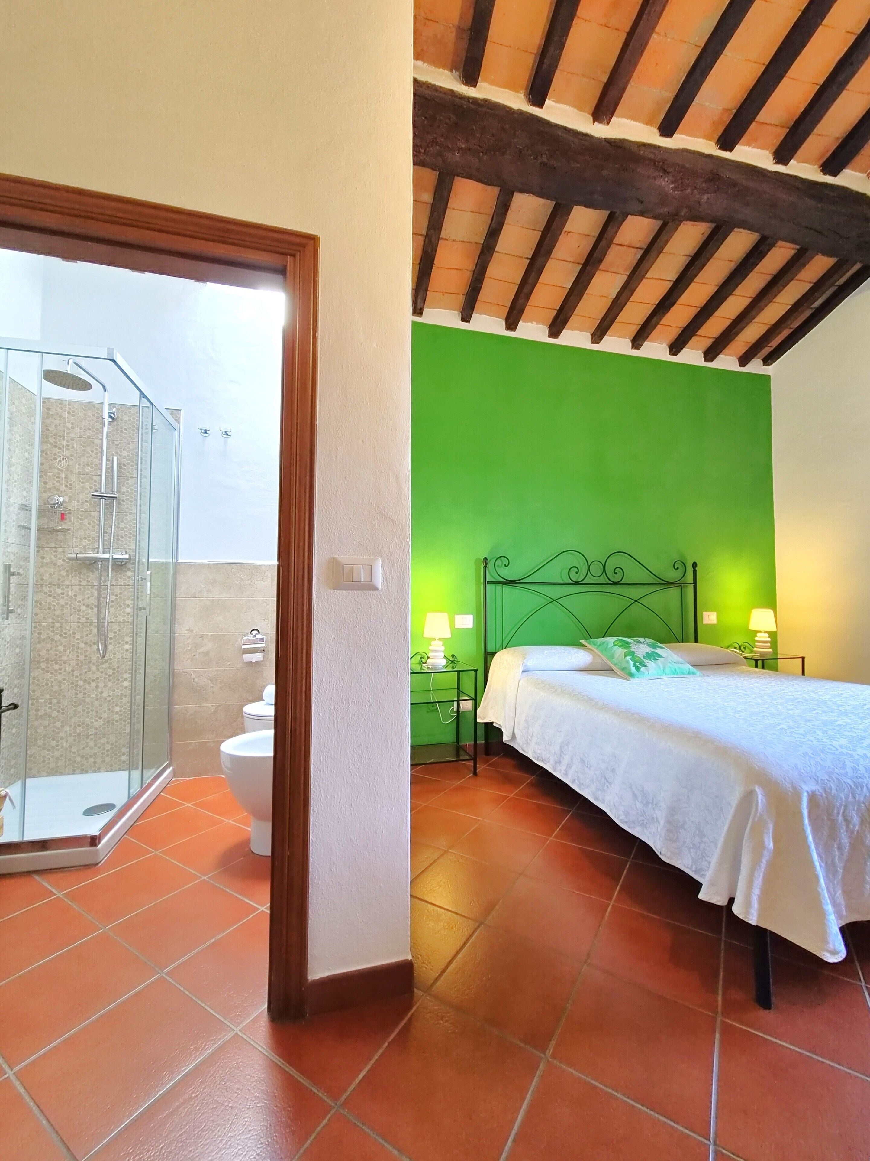 Quarto casal, vista para o jardim | Escrivaninha, berços grátis, Wi-Fi de cortesia, roupa de cama