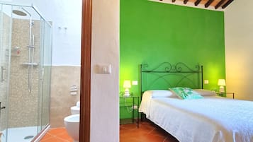 Quarto casal, vista para o jardim | Escrivaninha, berços grátis, Wi-Fi de cortesia, roupa de cama