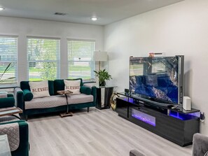 TV - The Houston Oasis - Urban Luxury (Houston)