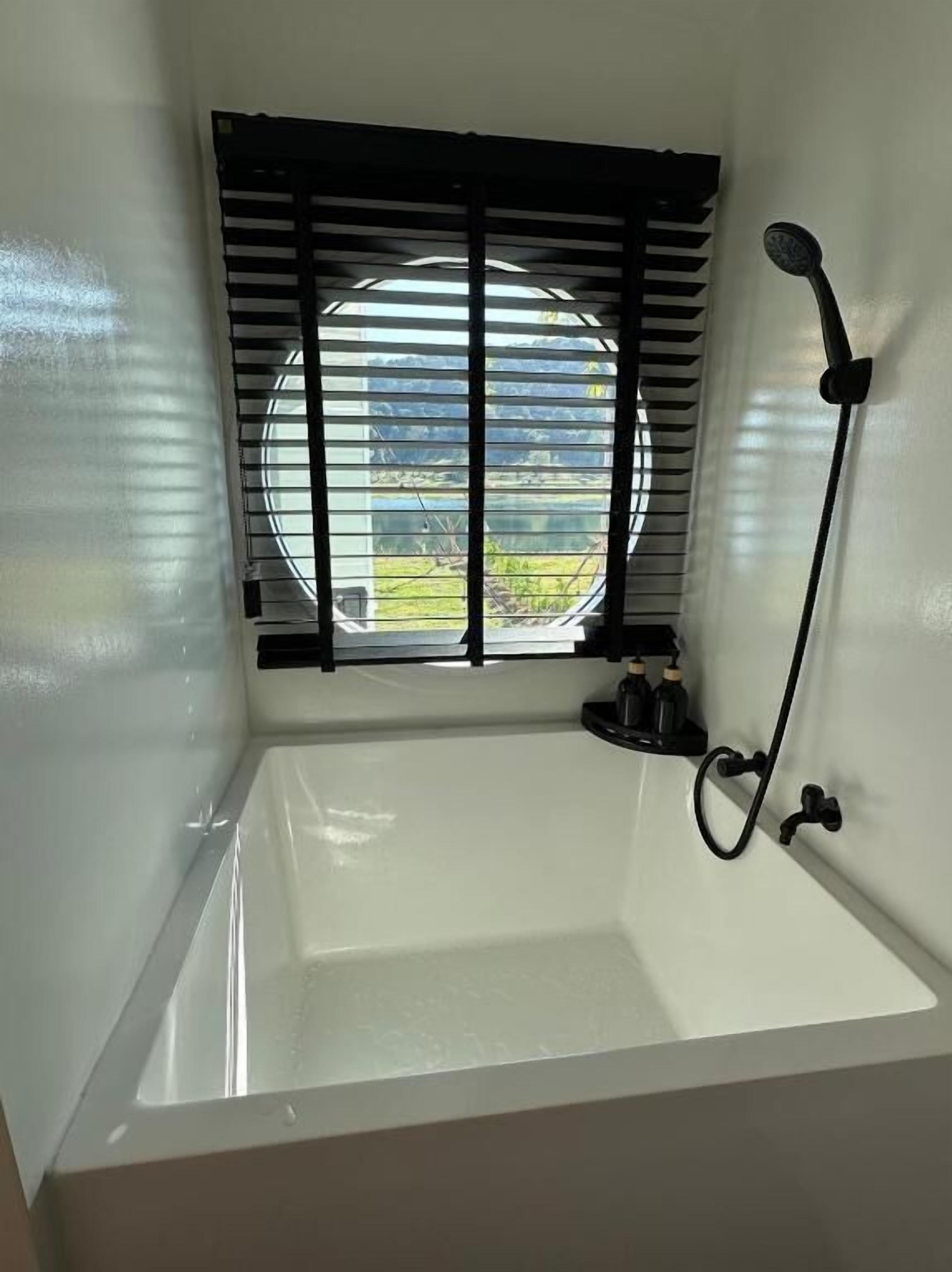Ensemble douche/baignoire, sèche-cheveux, serviettes fournies, savon