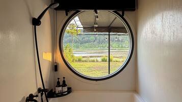 Mobile Unterkunft, Terrasse, Bergblick | Badezimmer