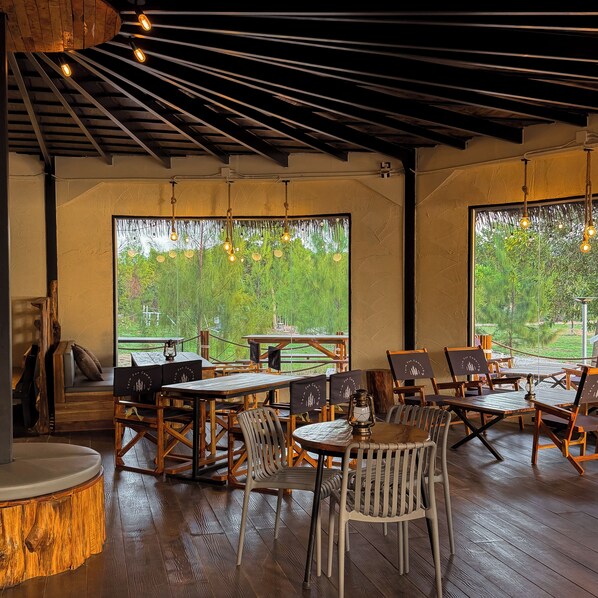 Dining - termfun camping (thungkhwaikin, Klaeng)