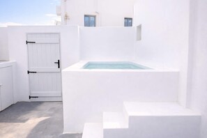 Outdoor spa tub - Iliana's Getaway - Private Villa with Jacuzzi (Imerovigli)