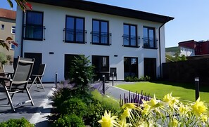 Outdoor dining - Central Suite III – Modern Comfort in the Heart of Greifswald (Greifswald)