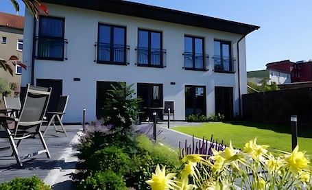 屋外ダイニングエリア. Central Suite III – Modern Comfort in the Heart of Greifswald