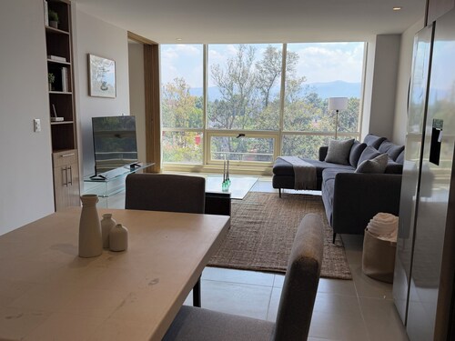 Stylish 2BR/2BA apartment in Vivant Mitikah with luxury finishes and top amenities: pool, gym, business center & more. Located inside Mitikah Mall with shops, restaurants, and Walmart downstairs—everything you need in one place. 24/7 security.