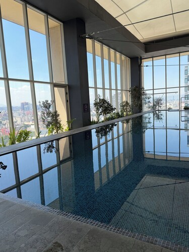 Stylish 2BR/2BA apartment in Vivant Mitikah with luxury finishes and top amenities: pool, gym, business center & more. Located inside Mitikah Mall with shops, restaurants, and Walmart downstairs—everything you need in one place. 24/7 security.