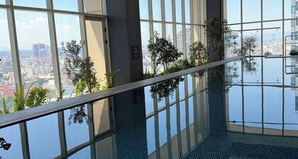 Stylish 2BR/2BA apartment in Vivant Mitikah with luxury finishes and top amenities: pool, gym, business center & more. Located inside Mitikah Mall with shops, restaurants, and Walmart downstairs—everything you need in one place. 24/7 security.