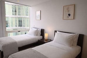 2 Schlafzimmer, Schreibtisch, Bügeleisen/Bügelbrett, Reisekinderbett