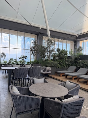 Outdoor dining - Stylish 2BR/2BA apartment in Vivant Mitikah with luxury finishes and top amenities: pool, gym, business center & more. Located inside Mitikah Mall with shops, restaurants, and Walmart downstairs—everything you need in one place. 24/7 security. (CDMX)
