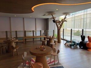 Children’s area - Stylish 2BR/2BA apartment in Vivant Mitikah with luxury finishes and top amenities: pool, gym, business center & more. Located inside Mitikah Mall with shops, restaurants, and Walmart downstairs—everything you need in one place. 24/7 security. (CDMX)