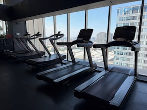 Fitness facility - Stylish 2BR/2BA apartment in Vivant Mitikah with luxury finishes and top amenities: pool, gym, business center & more. Located inside Mitikah Mall with shops, restaurants, and Walmart downstairs—everything you need in one place. 24/7 security. (CDMX)