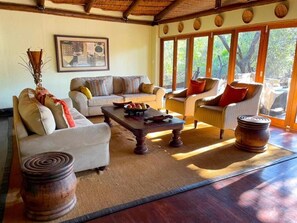 Living area - IHlozi Bush Lodge  (Hluhluwe)