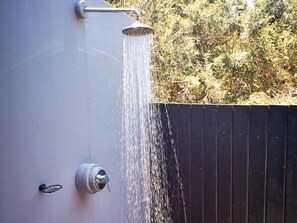 Nhà gỗ tiện nghi đơn giản, sân hiên, quang cảnh vườn | Khuôn viên nơi lưu trú