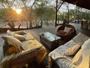 Terrace/patio - IHlozi Bush Lodge  (Hluhluwe)