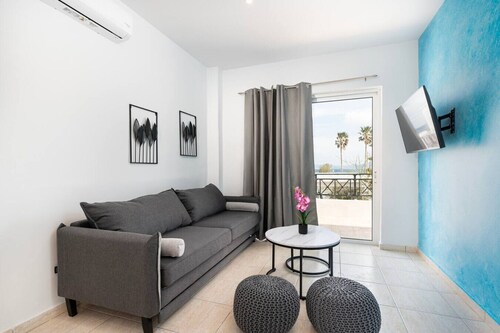 Azure Edge : Seafront View - Beach Stay
