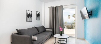 Azure Edge : Seafront View - Beach Stay
