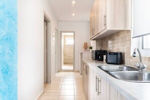 Fridge, microwave, oven, coffee/tea maker