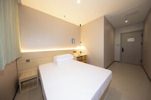 Premium bedding, memory-foam beds, desk, laptop workspace - hocoshulvjiudian (Beijing)