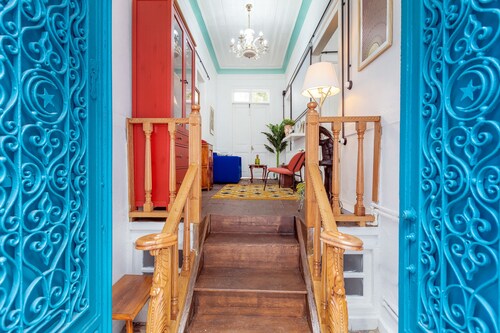 9-Person Garden Home – 5min to Clock Tower