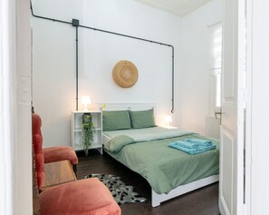 3 bedrooms, iron/ironing board, WiFi, bed sheets