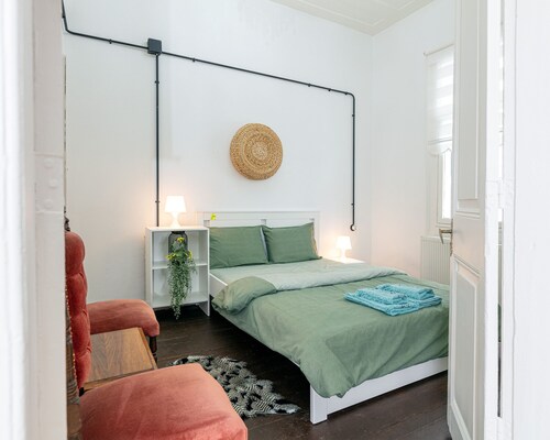 9-Person Garden Home – 5min to Clock Tower