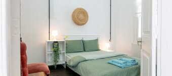 9-Person Garden Home – 5min to Clock Tower