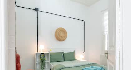 9-Person Garden Home – 5min to Clock Tower