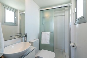 Apartment, 2 Schlafzimmer, Küche, Stadtblick | Badezimmer | Dusche, Regendusche, kostenlose Toilettenartikel, Haartrockner