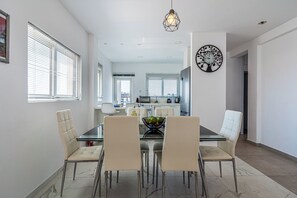 Apartment, 2 Schlafzimmer, Küche, Stadtblick | Speisen
