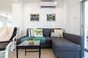 Apartment, 2 Schlafzimmer, Küche, Stadtblick | Wohnbereich | Smart-TV, Netflix, Streaming-Dienste