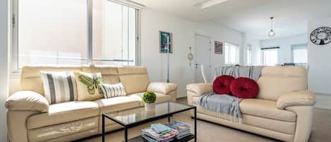 Apartment, 2 Bedrooms, Kitchen, City View | Living area