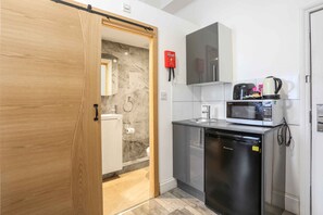Fridge, microwave, toaster - Double Room in Paddington – Steps from Hyde Park, London (London)