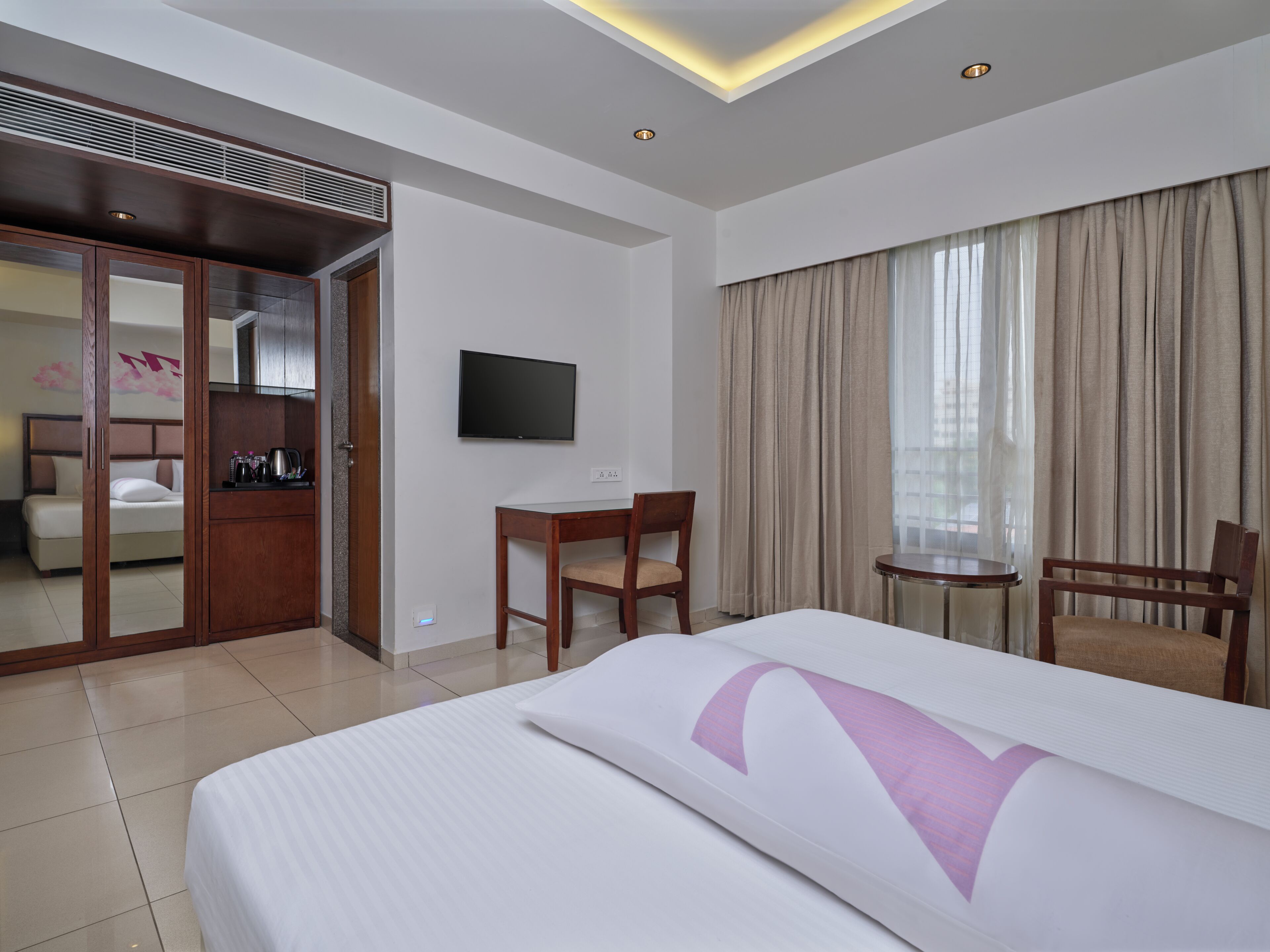 Quarto casal luxo, vista para a cidade | Escrivaninha, ferros/tábuas de passar roupa, Wi-Fi de cortesia