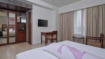 Quarto casal luxo, vista para a cidade | Escrivaninha, ferros/tábuas de passar roupa, Wi-Fi de cortesia