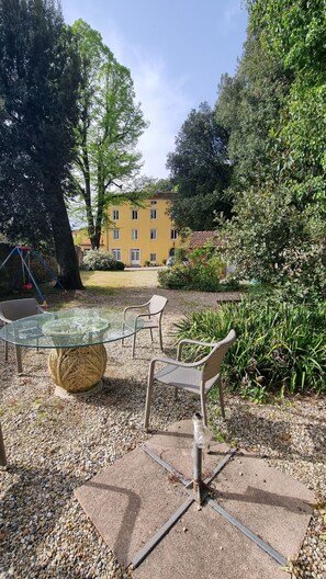 Terrace/patio - Appartamento Rosa in villa storica del '500 con piscina - 10 min da Lucca (Capannori)