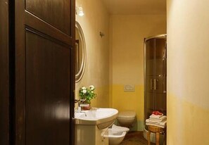 Douche, sèche-cheveux, bidet, serviettes fournies