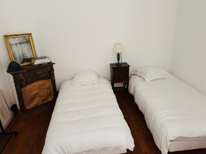4 bedrooms, iron/ironing board, bed sheets - Charming apartment in Sartène, South Corsica, terrace with panoramic view (Sartène)