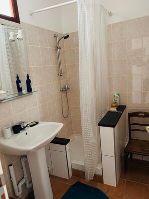 Doccia, asciugacapelli, bidet, asciugamani