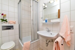 Economy Single Room, Ensuite | Bathroom - Hotel am Buchwald (Esslingen am Neckar)