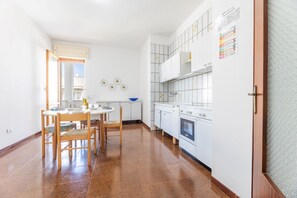 Fridge, oven, stovetop, coffee/tea maker - Apartment up to 9 places in Baia Verde BV27 (Baia Verde)