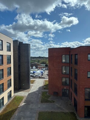 Property grounds - Luxury 2BR Apartment - Free parking (Slough)