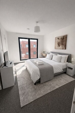 2 bedrooms, iron/ironing board, Internet, bed sheets - Luxury 2BR Apartment - Free parking (Slough)